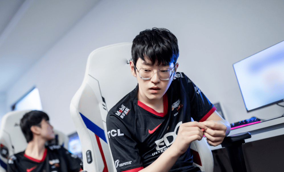 趣体育官网入口-莎拉波娃与40激战瑞士队分钟赛后战术微调，Rookie爆冷击败瑞士队看傻球迷 